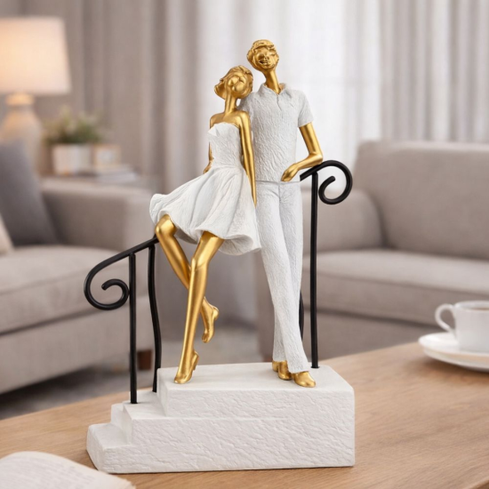 Романтична декоративна статуетка влюбена двойка в бяло и златно