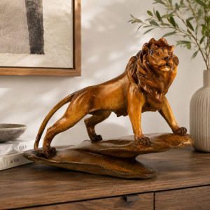 Статуетка на златен бик с инкрустирани кристали