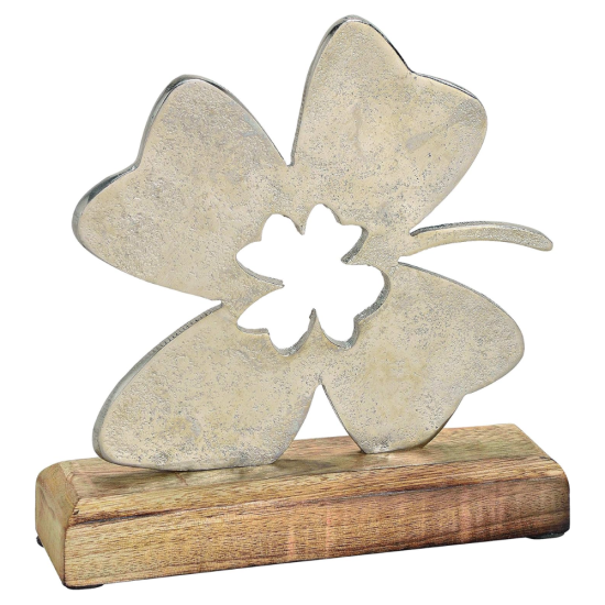 Подарък за късмет Сребриста метална статуетка във формата на четирилистна детелина с текстурирана повърхност върху дървена основа