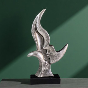 Декоративна фигура майка с дете на черна основа