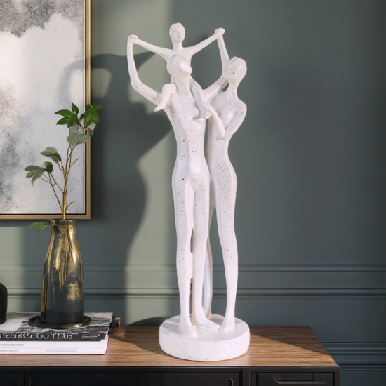 Бяла статуетка с пръскан ефект, изобразяваща баща, държащ дете на раменете си, и майка до тях