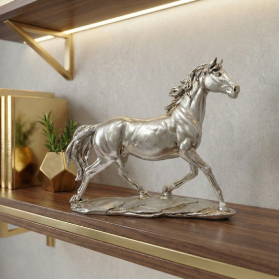 Декоративна фигура на жребец в движение, изработена от полимерна смола със сребристо покритие.