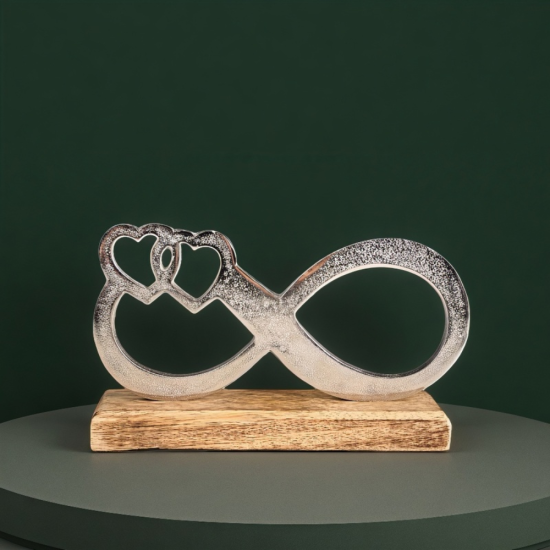Метална статуетка във формата на знак за безкрайност с две вплетени сърца в единия край, поставена на дървена основа