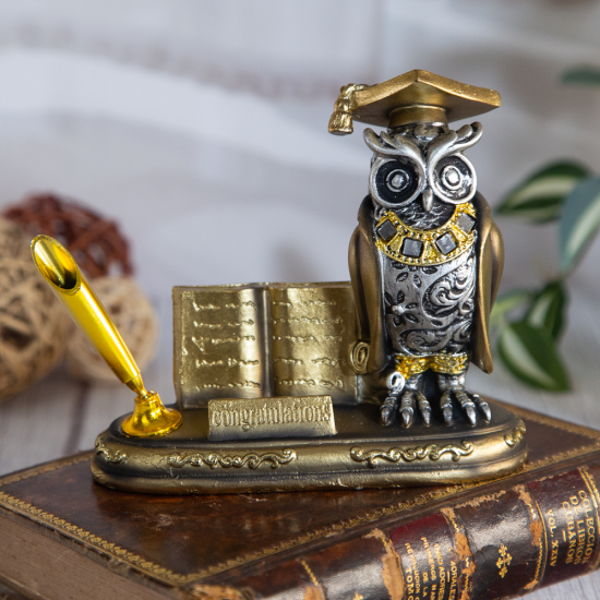 Декоративна статуетка на бухал с абсолвентска шапка, тога и поставка за химикал