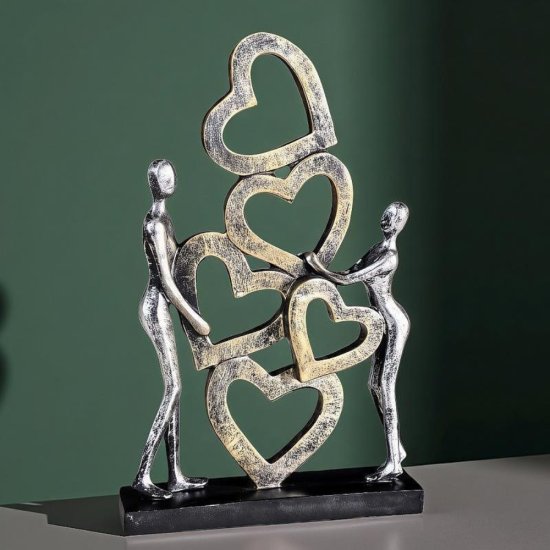 Вертикална статуетка на мъж и жена, държащи кула от пет преплетени сърца в златисто и сребристо