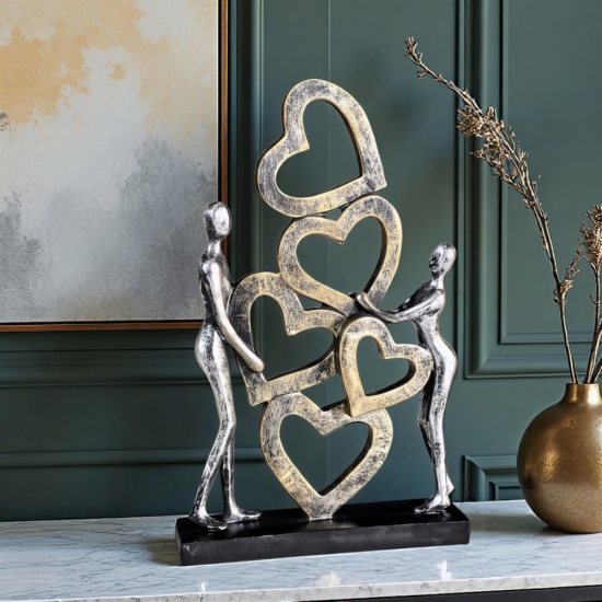 Вертикална статуетка на мъж и жена, държащи кула от пет преплетени сърца в златисто и сребристо