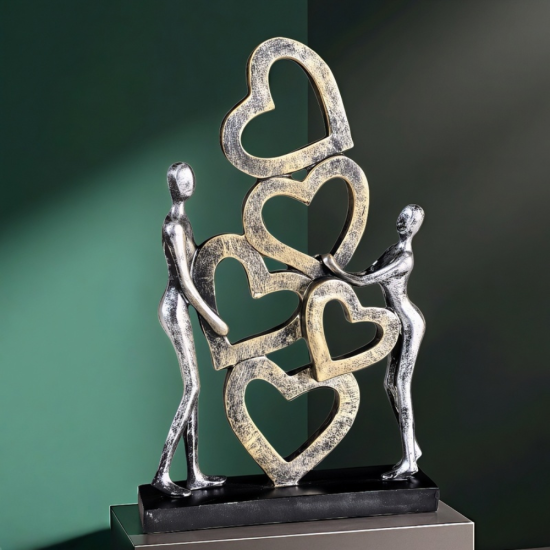 Вертикална статуетка на мъж и жена, държащи кула от пет преплетени сърца в златисто и сребристо