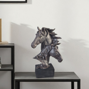 Статуетка глави на коне на черна основа