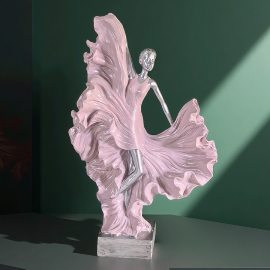 Модерна статуетка жена с розова рокля и сребристи детайли