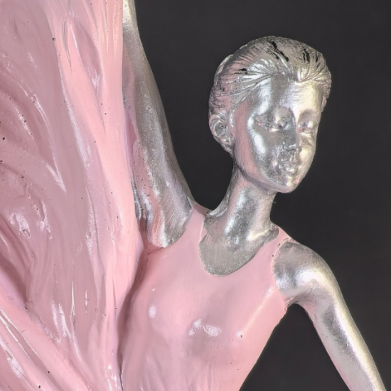 Модерна статуетка жена с розова рокля и сребристи детайли