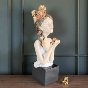 Настолна статуетка момиче с цветя