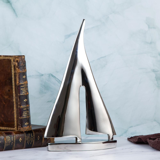 Абстрактна сребриста статуетка на платноходка с издути платна от полиран алуминий