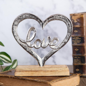 Статуетка сърце с надпис "Love"