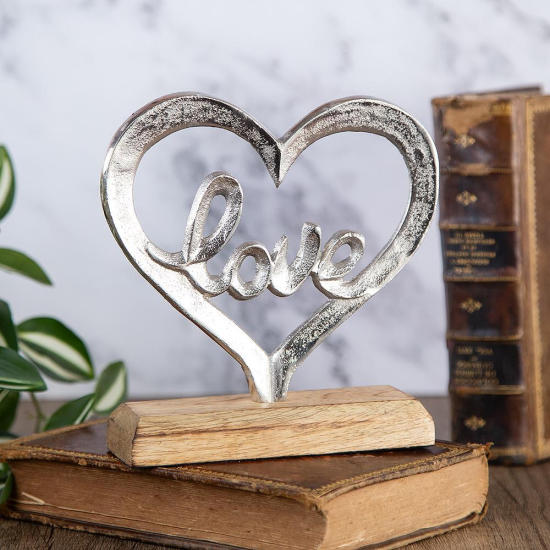 Декорация "Любов" Статуетка във формата на сърце от сребрист метал с надпис "Love" в средата, поставена на дървена основа