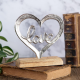 Декорация "Любов" Статуетка във формата на сърце от сребрист метал с надпис "Love" в средата, поставена на дървена основа