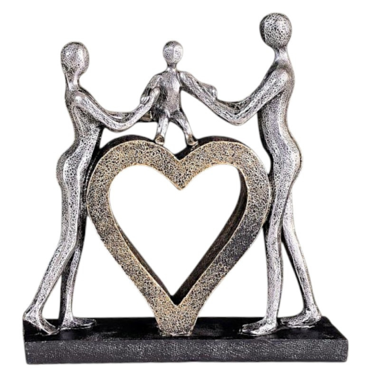 Сребриста статуетка на родители, държащи за ръце дете, което е стъпило върху голямо златно сърце