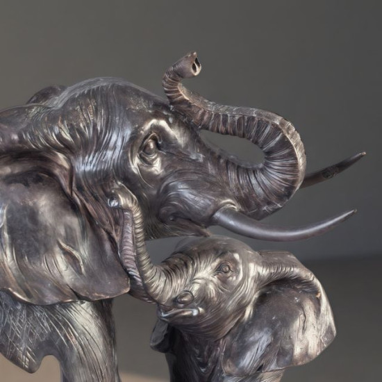 Тъмна статуетка семейство слонове от полирезин за късмет