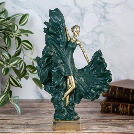 Висока статуетка на танцуваща жена с дълга зелена рокля, която се развява като ветрило
