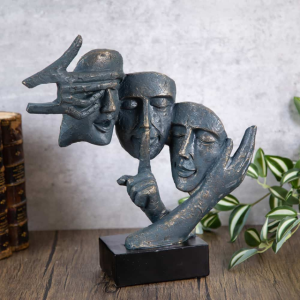 Абстрактна статуетка три лица с патина