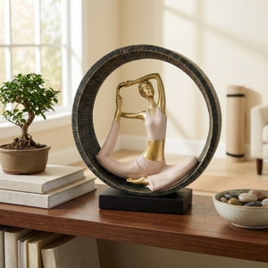 Елегантна фигура жена в йога поза