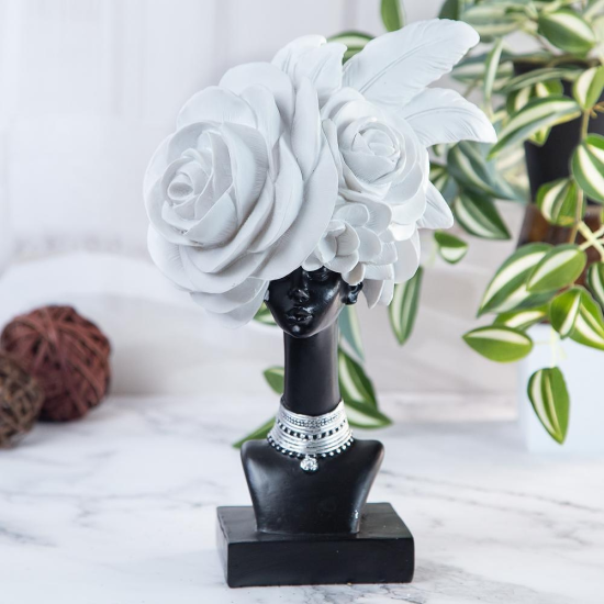 Екзотична Фигура Бюст Бюст на чернокожа жена с голяма бяла шапка от рози и пера