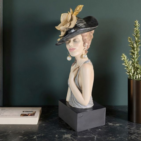 Елегантна статуетка жена с черна шапка и красиво цвете