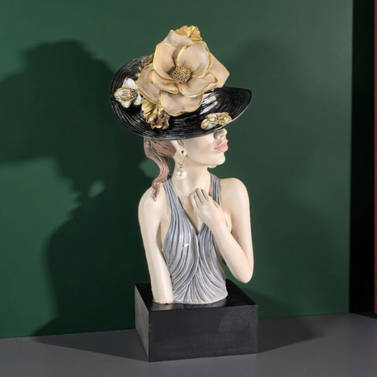 Елегантна статуетка жена с черна шапка и красиво цвете