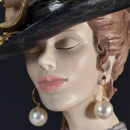 Елегантна статуетка жена с черна шапка и красиво цвете