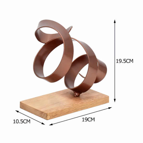 Модерна стойка за вино с метална лента в цвят мед и дървена основа