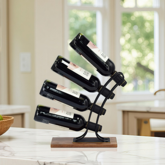 Модерна черна метална стойка за 4 бутилки вино с масивна дървена основа