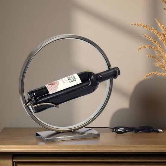 Метална стойка за вино във формата на кръг с вградено LED осветление около бутилката