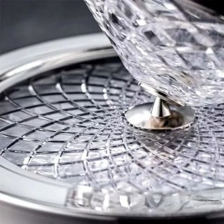 Близък план на металния шарнир и релефната кръгла основа на въртящ се декантер