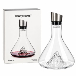 Бяла картонена опаковка с надпис Danny Home до празен стъклен декантер с метален дозатор и обемна планина