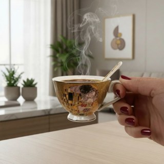 Ароматно еспресо в стилна златиста чаша с картина, създаваща уютна атмосфера за начало на деня