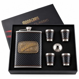 Отворена кутия с подредени манерка Jack Daniels, четири чаши и фуния