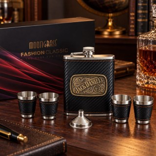 Манерка Jack Daniels с чашки и фуния пред стилна черна подаръчна кутия