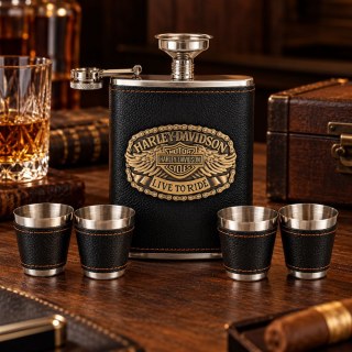 Манерка Harley-Davidson с четири чаши, аранжирана на маса с пура и уиски