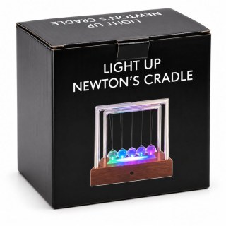Черна картонена опаковка с надпис Light Up Newton's Cradle и цветно изображение на светещия кинетичен модел