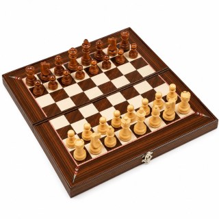 Отворена дъска за шах с подредени светли и тъмни дървени фигури за игра на изчистен бял фон