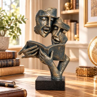 Абстрактна скулптура на две лица, четящи книга, поставена върху дървено бюро в уютна домашна библиотека