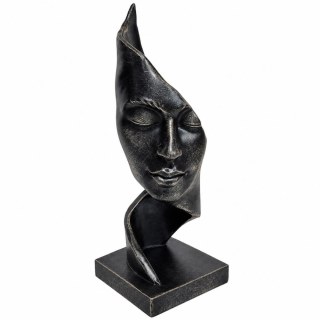 Близък план на тъмна абстрактна фигура, разкриващ детайлно текстурата на материала и мекия блясък на състарените елементи