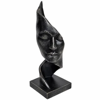 Близък план на тъмна абстрактна фигура, разкриващ детайлно текстурата на материала и мекия блясък на състарените елементи