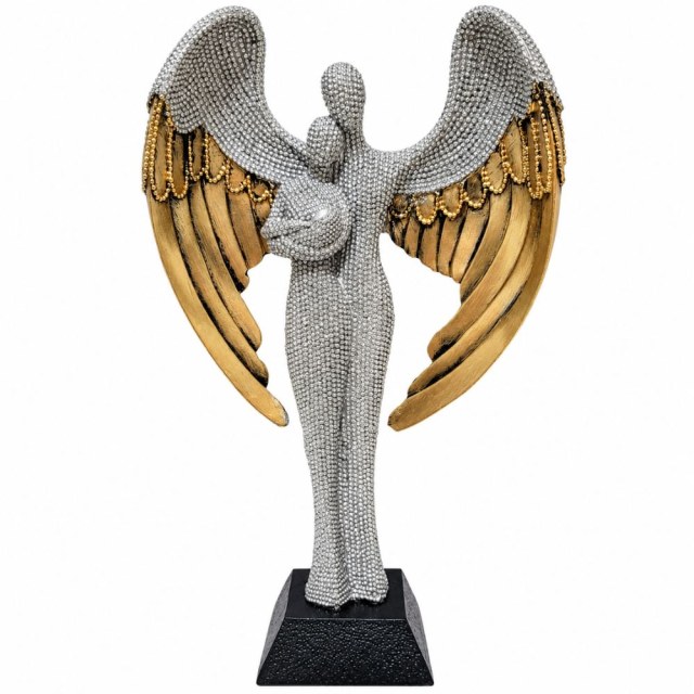 Декоративна статуетка на прегърната двойка с бебе, изработена със сребриста зърнеста текстура и разперени златисти ангелски криле