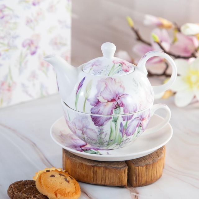 Комплект "Tea for One", състоящ се от порцеланов чайник, поставен върху чаша с чинийка, декориран с ириси