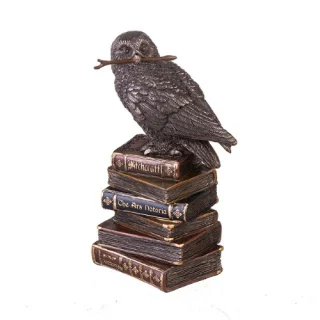 Луксозна статуетка на бухал с бронзово покритие, стъпил върху старинни книги.